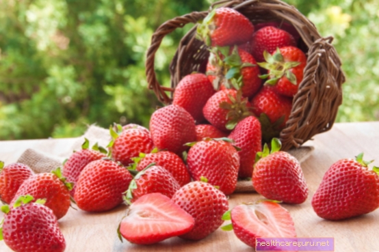 स्ट्रॉबेरी के 6 स्वास्थ्य लाभ (स्वस्थ व्यंजनों के साथ)
