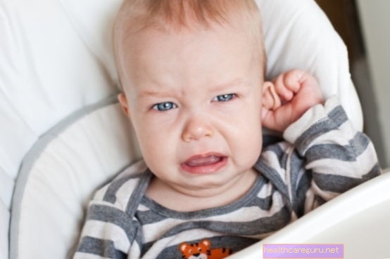 Бол у уху код беба: симптоми и лечење
