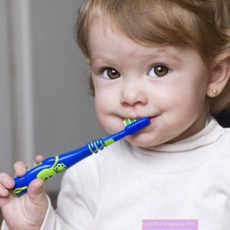 Când începeți să vă spălați dinții bebelușului
